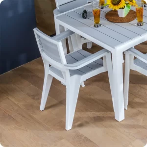 Sillas y mesas exterior e interior